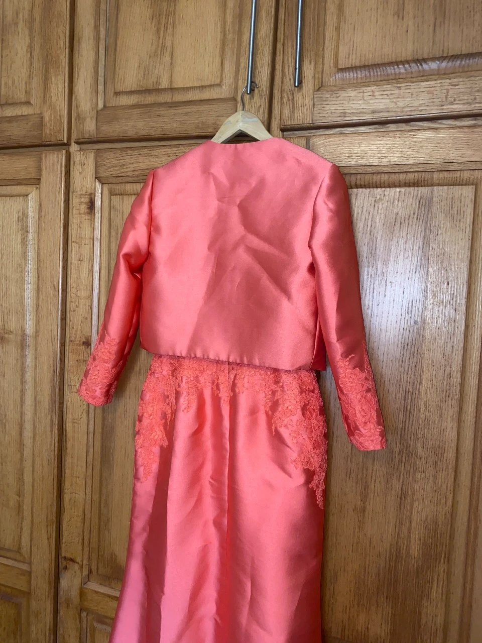 robe longue de cérémonie de mariage avec manteau couleur corail de la marque Pronovias – photo 18